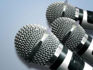 吉本興業は、なぜタレントと契約書を交わさないのか?